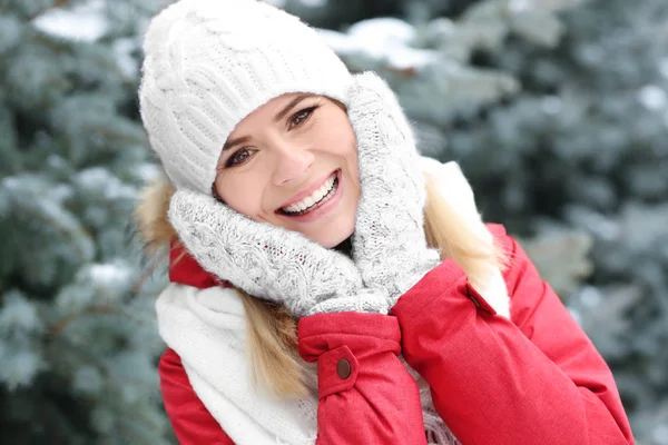 Portrait of happy smile woman in winter park — Stok Foto