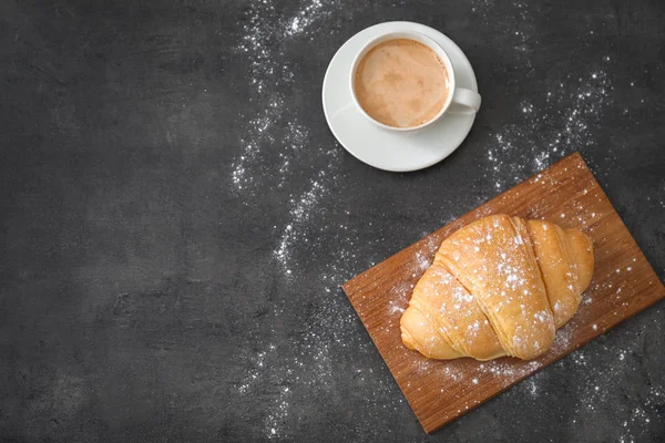Papan dengan croissant lezat — Stok Foto