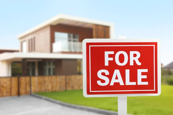 Znak na sprzedaż przed nowoczesny dom — Zdjęcie stockowe