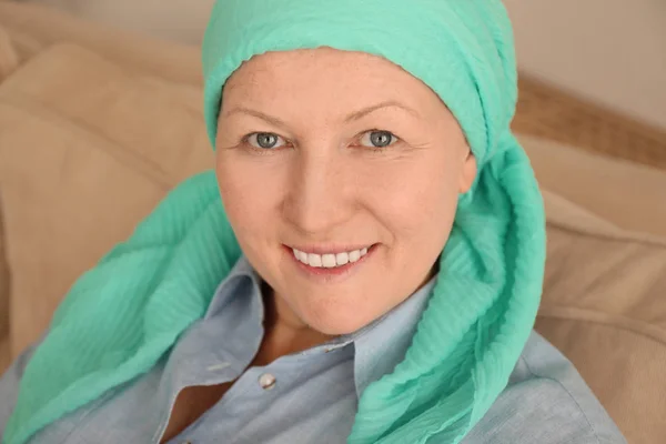Reife Frau mit Krebs im Kopftuch drinnen — Stockfoto