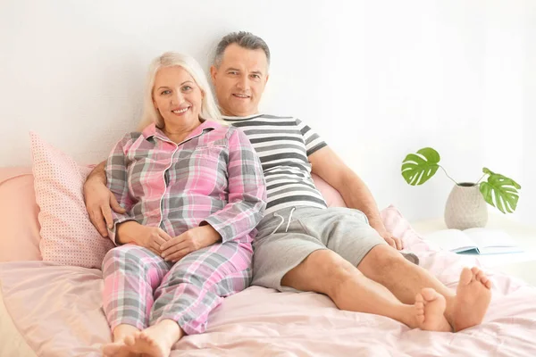 Äldre par på säng — Stockfoto