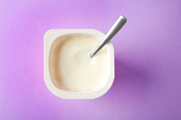 Cangkir plastik dengan yogurt yummy — Stok Foto