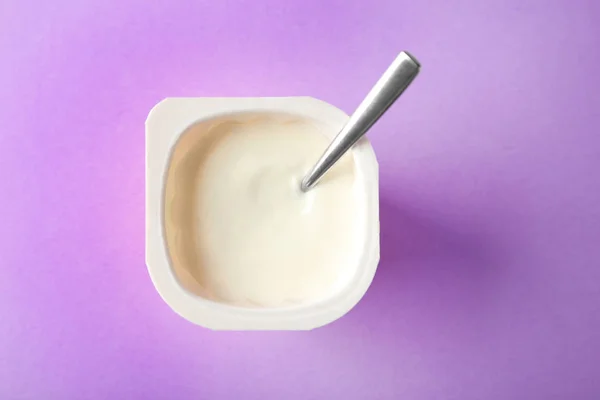 Copa de plástico con delicioso yogur — Foto de Stock