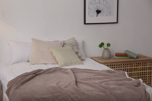 Удобная двуспальная кровать
