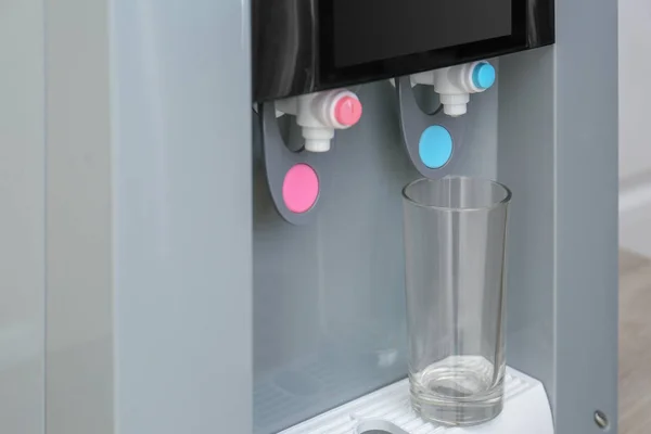 Refrigerador de agua de oficina con vidrio, primer plano — Foto de Stock