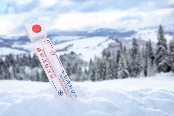 Thermometer registering temperature — Stock Photo, Image