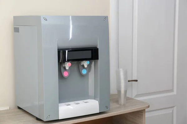 Refrigerador de agua en la mesa en interiores — Foto de Stock