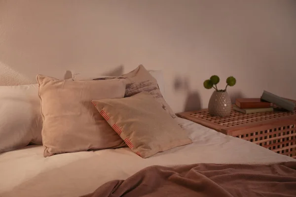 Удобная двуспальная кровать — стоковое фото