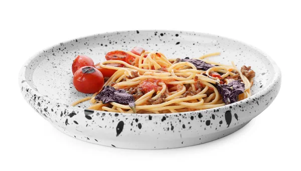 Makaron z sosem pomidorowym na talerzu na białym tle — Zdjęcie stockowe