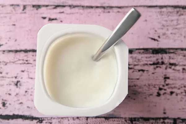 Copo de plástico com iogurte gostoso — Fotografia de Stock