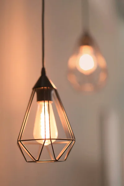 Elegancka lampa na niewyraźne tło — Zdjęcie stockowe