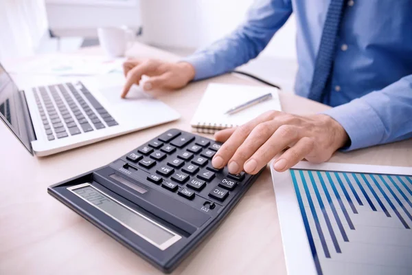 Mann arbeitet im Büro am Tisch — Stockfoto