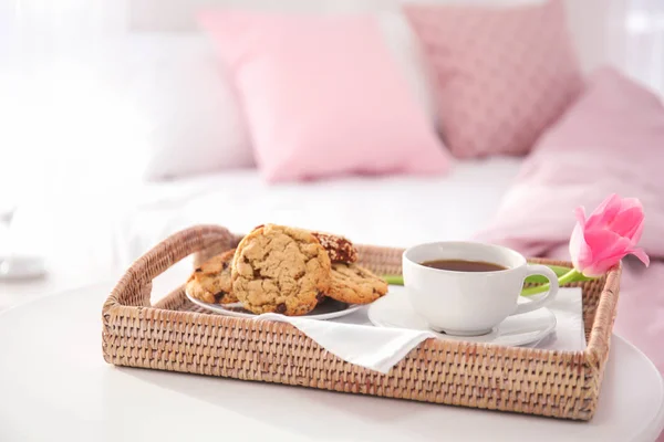 Frühstück und Tulpe auf dem Bett — Stockfoto