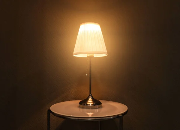 スタイリッシュなテーブル ランプ — ストック写真
