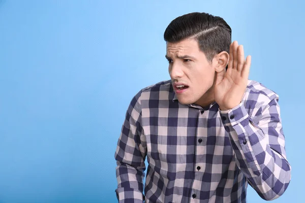 Homem com problema auditivo — Fotografia de Stock