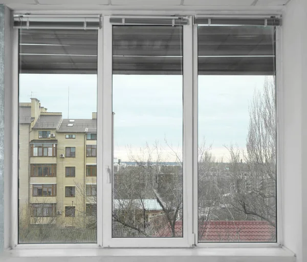 Όμορφη αστική θέα από το παράθυρο — Φωτογραφία Αρχείου