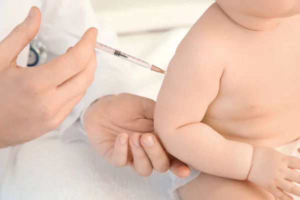 Doctor vaccinating little baby, closeup — Stock Photo, Image