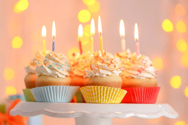 Születésnapi sütik gyertyákkal — Stock Fotó