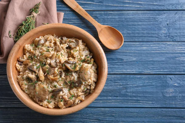 Bowl with delicious risotto and mushrooms — Stock Photo, Image