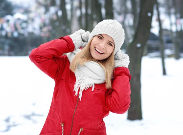 Портрет счастливой улыбающейся женщины в зимнем парке — стоковое фото