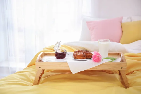 Πρωινό και τουλίπα στο κρεβάτι — Φωτογραφία Αρχείου