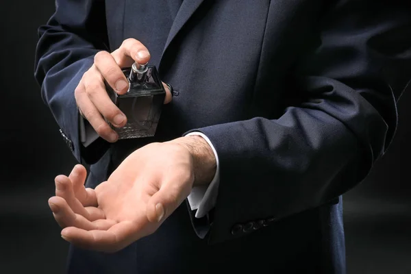 Hombre en traje formal y con frasco de perfume —  Fotos de Stock