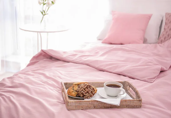 Yatakta lezzetli breakfast — Stok fotoğraf
