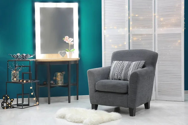 Stijlvolle interieur met trendy fauteuil — Stockfoto