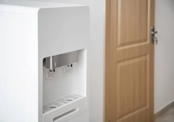 Refrigerador de agua en la oficina —  Fotos de Stock