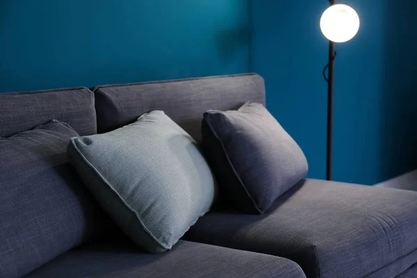 Bequemes Sofa im Zimmer — Stockfoto