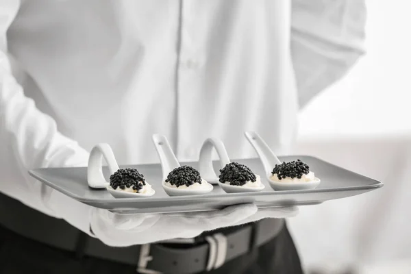 Camarero sosteniendo plato con aperitivo — Foto de Stock