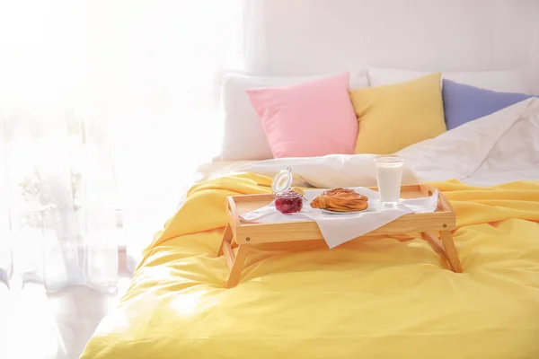 Pequeno-almoço saboroso na cama — Fotografia de Stock