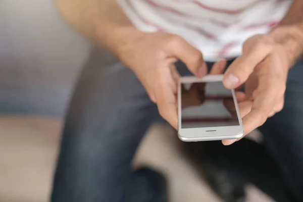 Uomo che utilizza il telefono cellulare — Foto Stock