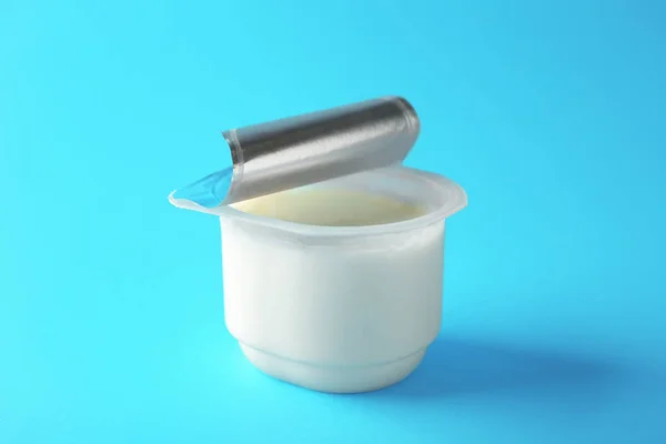 Copa de plástico con delicioso yogur — Foto de Stock