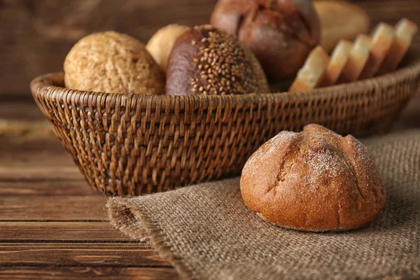 Roti yang berbeda pada latar belakang kayu — Stok Foto