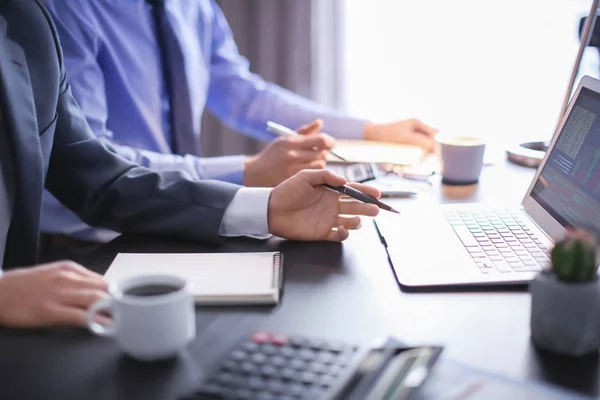 Uomini che lavorano al tavolo in ufficio, primo piano. Concetto di negoziazione finanziaria — Foto Stock