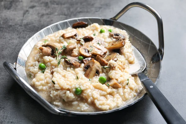 Gericht mit köstlichem Risotto und Pilzen auf grauem Hintergrund — Stockfoto