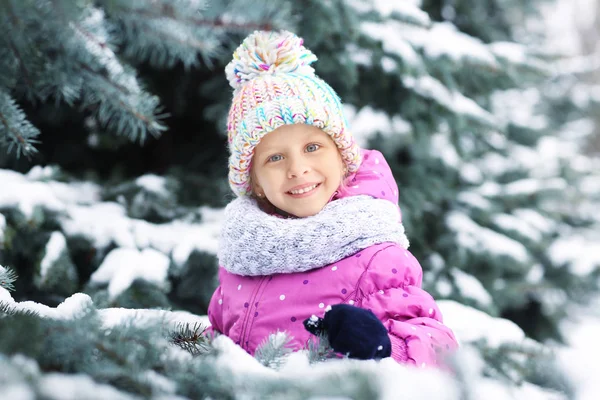 Retrato de menina bonito no parque de inverno — Fotografia de Stock