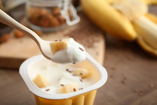 Manger du yaourt à la banane délicieux — Photo