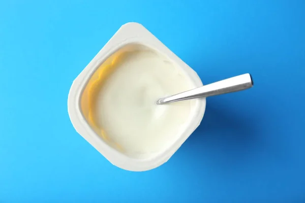 Copa de plástico con delicioso yogur —  Fotos de Stock