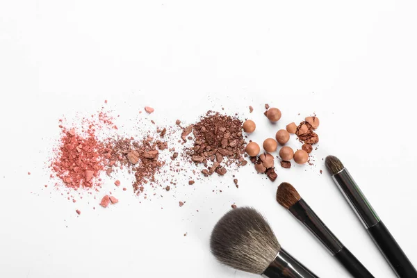 Makeup brushes with crushed cosmetic — Stock Photo, Image