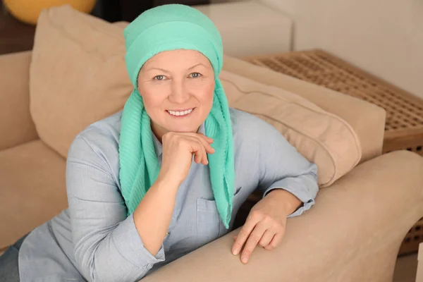 Зрелая женщина с раком в платке в помещении — стоковое фото