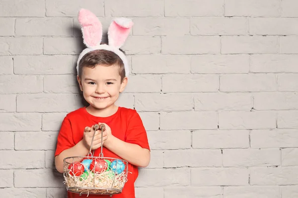 Lindo niño con orejas de conejo —  Fotos de Stock