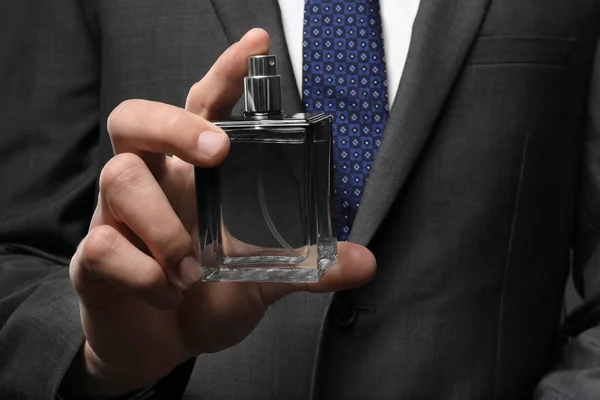 Чоловік з пляшкою парфумів — стокове фото