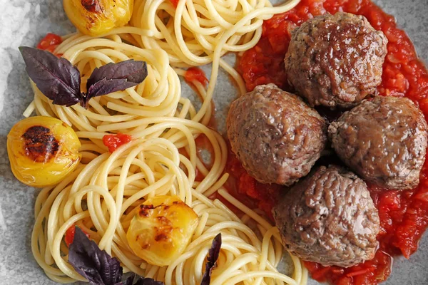 Deliziosa pasta con polpette di carne e salsa di pomodoro, primo piano — Foto Stock