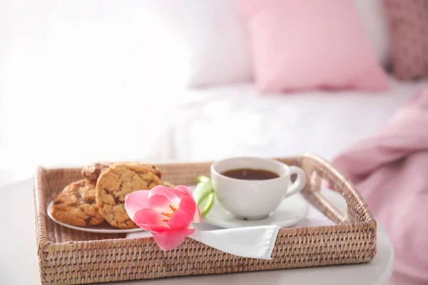 Colazione e tulipano sul letto — Foto Stock