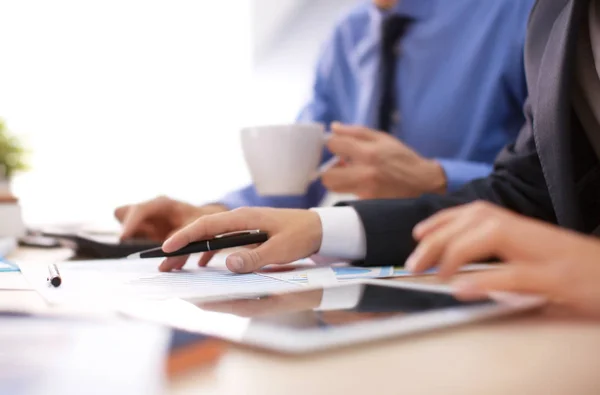 Mannen werken aan tafel in kantoor, close-up. Financiële handel concept — Stockfoto