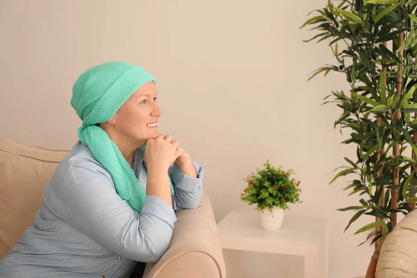 Zralá žena s rakovinou v šátek doma — Stock fotografie