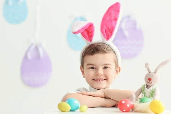 Lindo niño con orejas de conejo —  Fotos de Stock