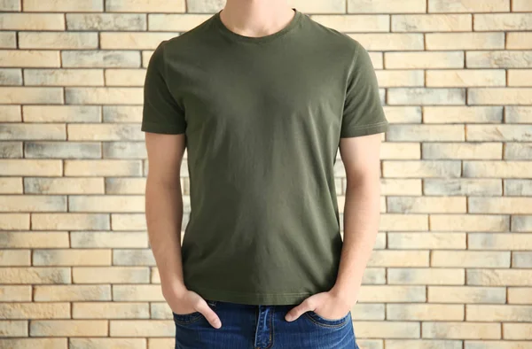 Junger Mann im stylischen T-Shirt — Stockfoto